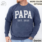 Papa Est Comfort Colors® Sweatshirt, Gifts for Dad Sweater, Promoted To Dad Hoodie, Pregnancy Reveal Father, Gift for Daddy